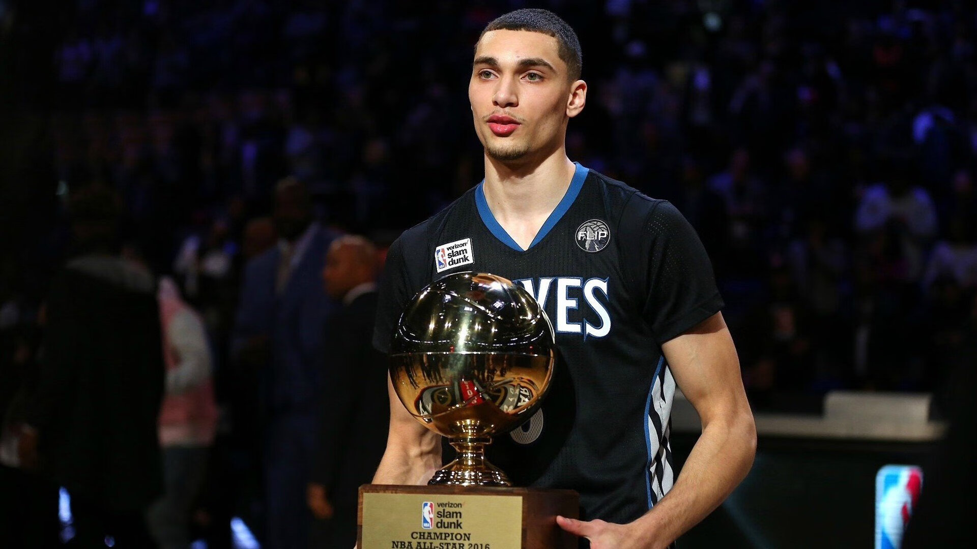 马竞边路传中制造多次威胁，马竞套边后卫